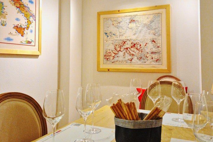 Wine tasting tour in the historic center of Siena