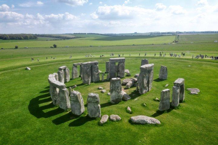 Stonehenge, Windsor Castle and Bath Full Day Guided Tour