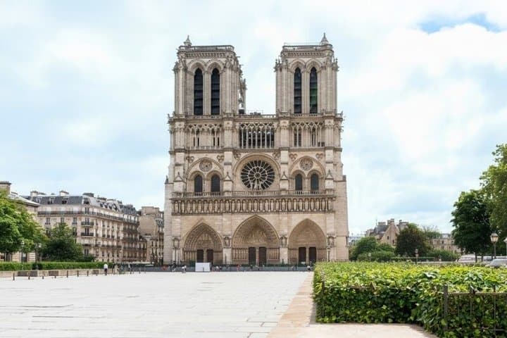 Small Group Notre Dame Tour with Scheduled Entry