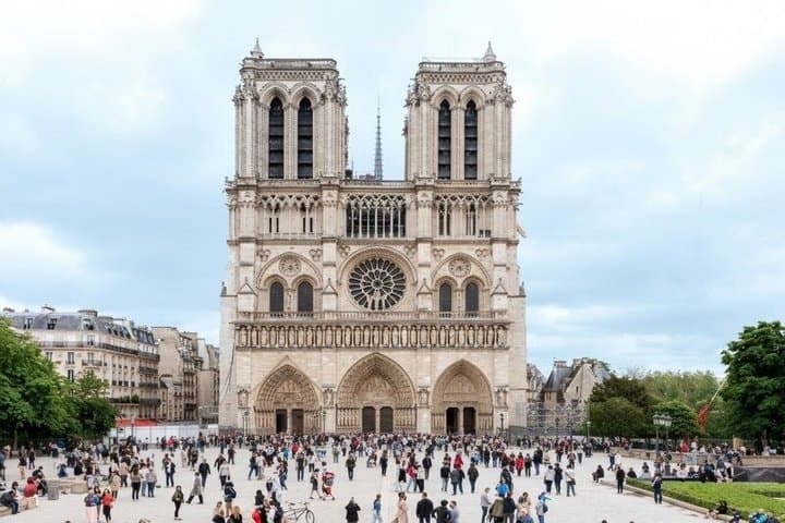 Small Group Notre Dame Tour with Scheduled Entry