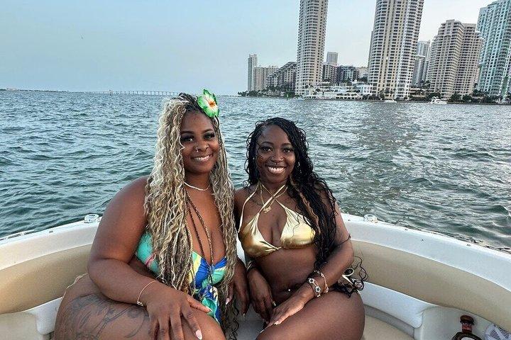 24 Ft Miami Bay: Private Boat, Gas Included , 6 people, Captained