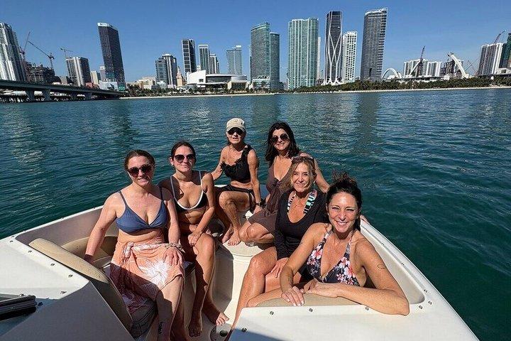 24 Ft Miami Bay: Private Boat, Gas Included , 6 people, Captained