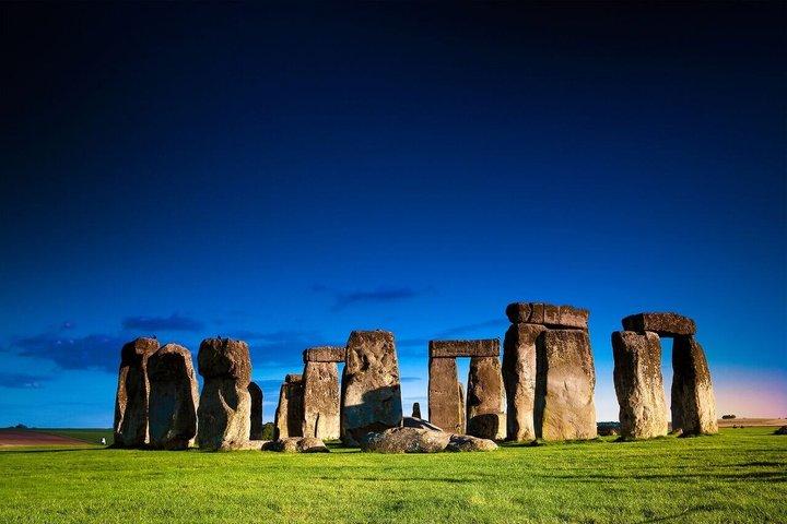 Stonehenge and Windsor Castle Day Tour from London
