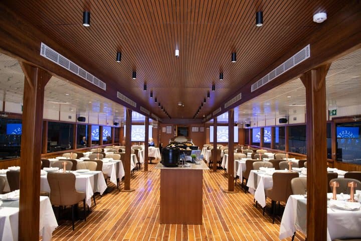 Luxury Dubai Marina Dhow Cruise – International Buffet & Tanoura
