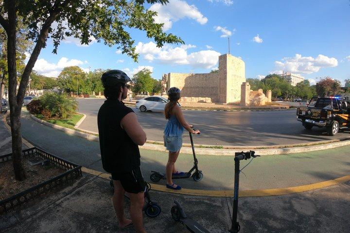 Mérida by E-Scooter: Paseo de Montejo and La Plancha Park