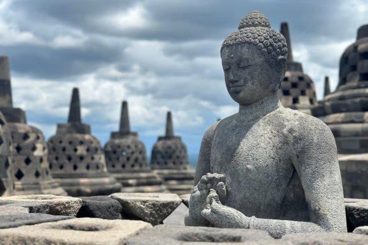 Borobudur ClimbUP guaranteed (sunrise option)& Prambanan Day Tour