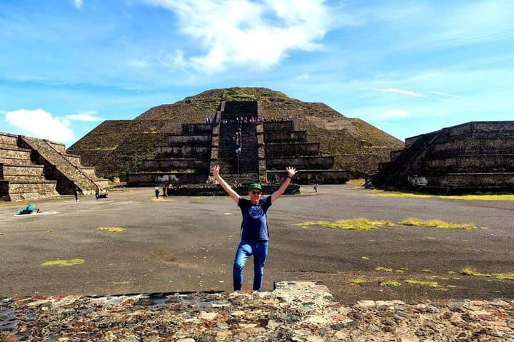 Pyramids of Teotihuacan without VIP commercial stops