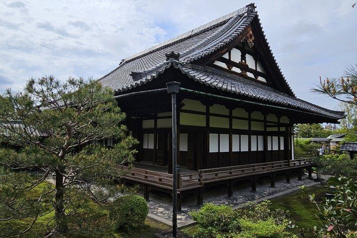 Private Zen Temple & Tea Ceremony Experience in German or English