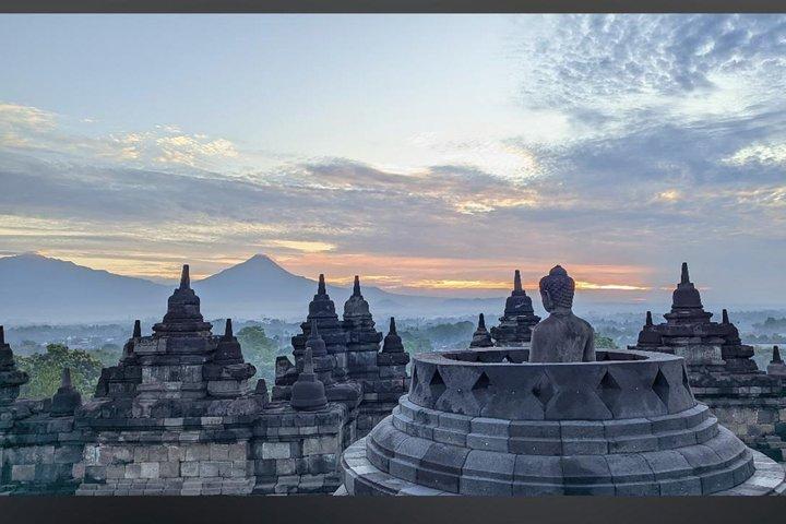 Borobudur Sunrise Climb Temple with breakfast & Prambanan tour