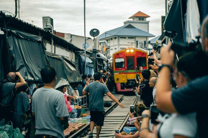 Bangkok: Floating Market Boat & Maeklong Railway Market Tour