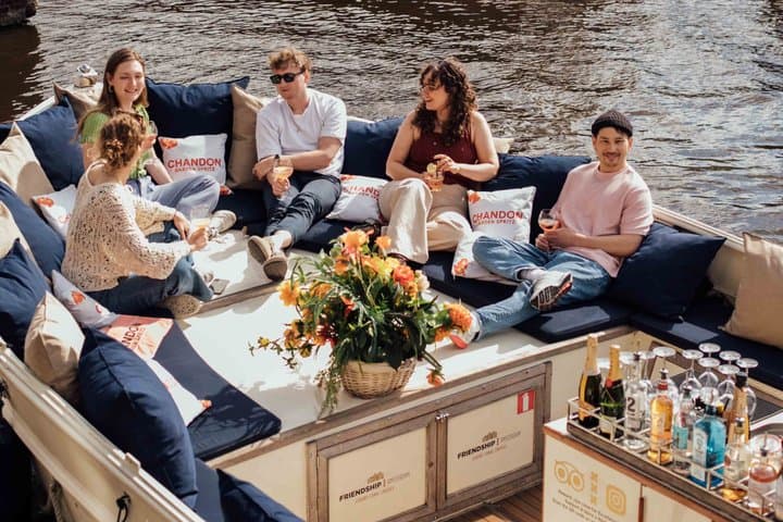 Amsterdam: Luxury Canal Cruise including Cocktails & Snacks