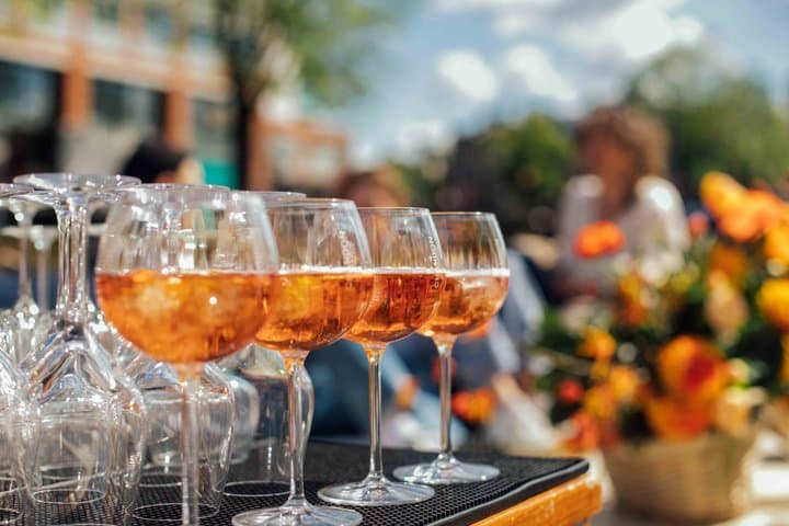 Amsterdam: Luxury Canal Cruise including Cocktails & Snacks