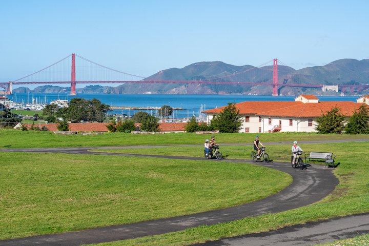 Golden Gate Bridge Guided Bicycle Tour with Lunch at Local Hotspot