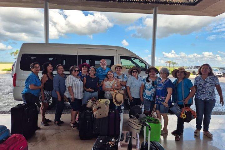 From Puerto Morelos: Private Deluxe Transport to Cancun Airport
