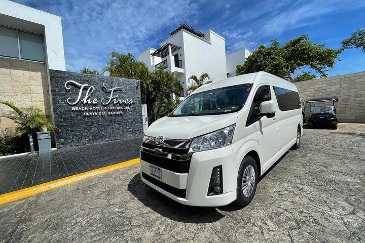 From Puerto Morelos: Private Deluxe Transport to Cancun Airport