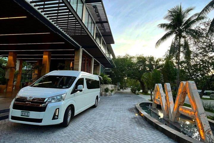From Puerto Morelos: Private Deluxe Transport to Cancun Airport