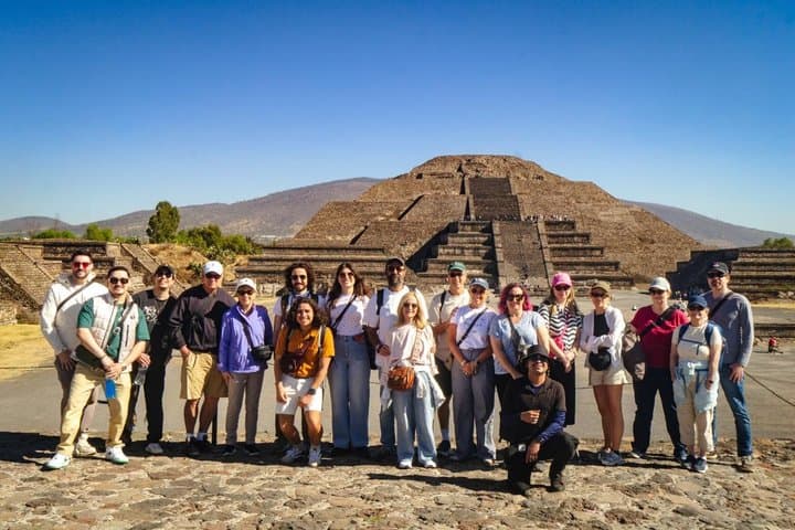 Pyramids of Teotihuacan without VIP commercial stops