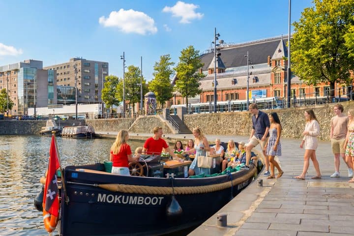 Amsterdam: Guided Open Boat Canal Cruise Unlimited Drinks Option