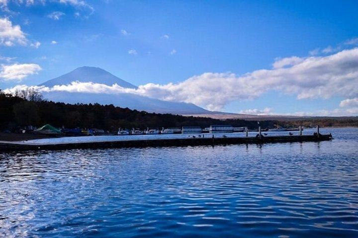Private Fuji Tour: Lake Yamanakako, Gotemba Outlets & Onsen