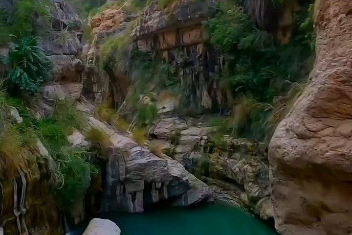 Hidden Paradise Tour: Wadi Tiwi, Bimmah Sinkhole & Fins Beach