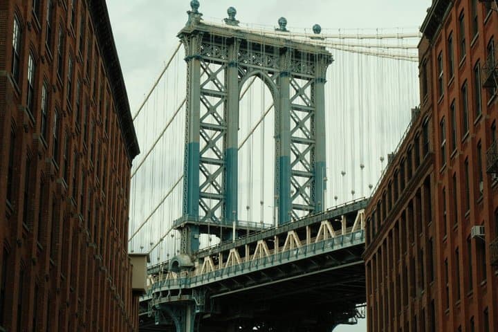 Brooklyn Bridge Sunset Walking Tour with DUMBO and Treats