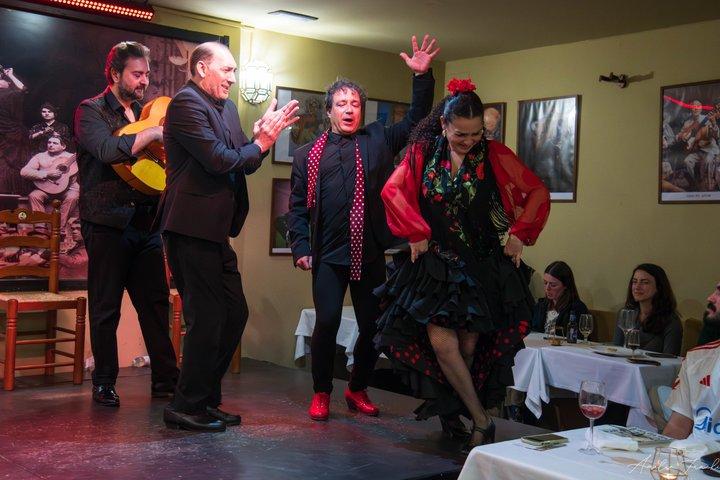 Authentic Flamenco Night in Seville - Dinner & Drinks