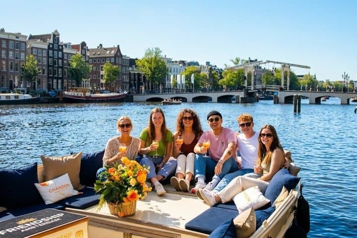 Amsterdam: Luxury Canal Cruise including Cocktails & Snacks