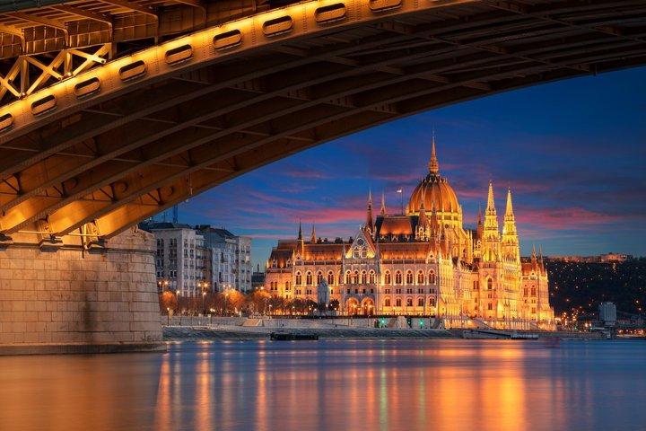 Budapest Walking Tour: Parliament, Basilica & Danube River Cruise