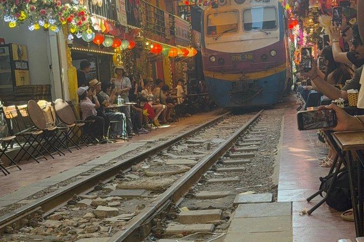 Hanoi City Cycling Tour: West Lake, Old Quarter & Cultural Sights