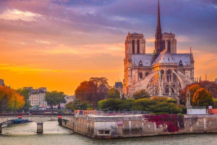 Notre Dame Walking Tour with Mini Photoshoot Paris