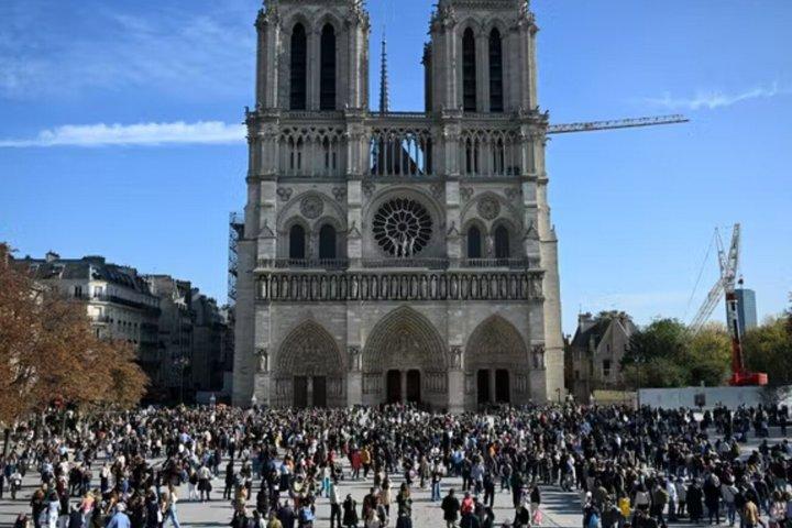 Notre Dame Walking Tour with Mini Photoshoot Paris