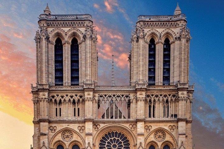 Notre Dame Walking Tour with Mini Photoshoot Paris