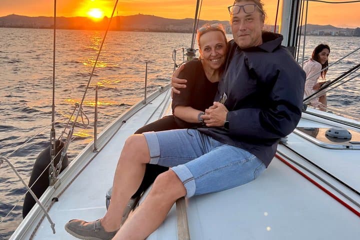 Private Sunset Sailing Trip in Barcelona with Drinks and Snacks