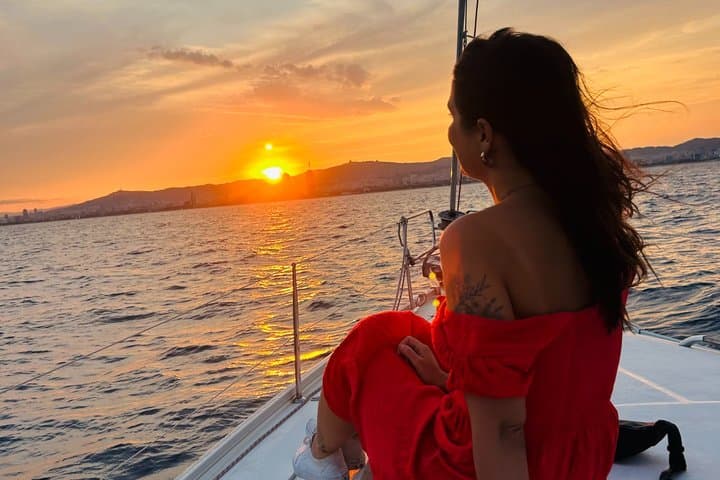 Private Sunset Sailing Trip in Barcelona with Drinks and Snacks