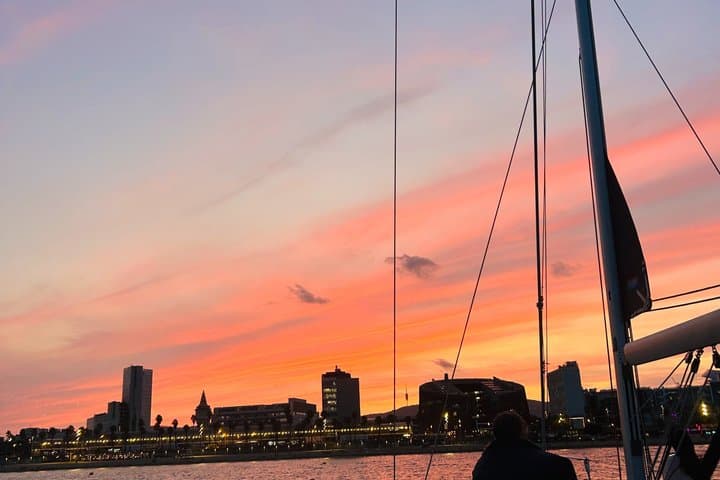 Private Sunset Sailing Trip in Barcelona with Drinks and Snacks