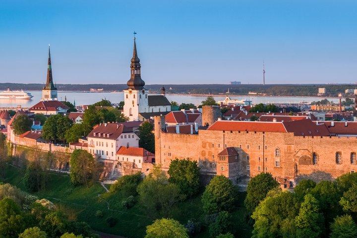 Tallinn Day Trip from Helsinki Ferry and Small Group Guided Tour