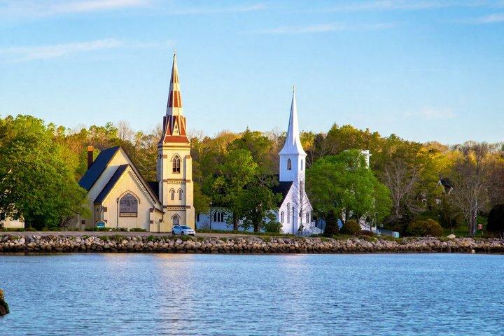 Private Mahone Bay, Lunenburg & Titanic Cemetery Guided Tour