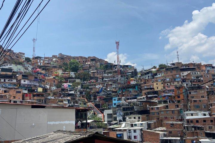 Comuna 13 Graffiti Tour| Local Guide & Historia & Street Food