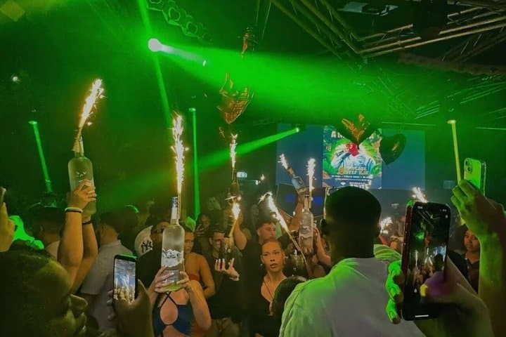 Barcelona: Tour VIP One Night in Rooftop and Nightclubs