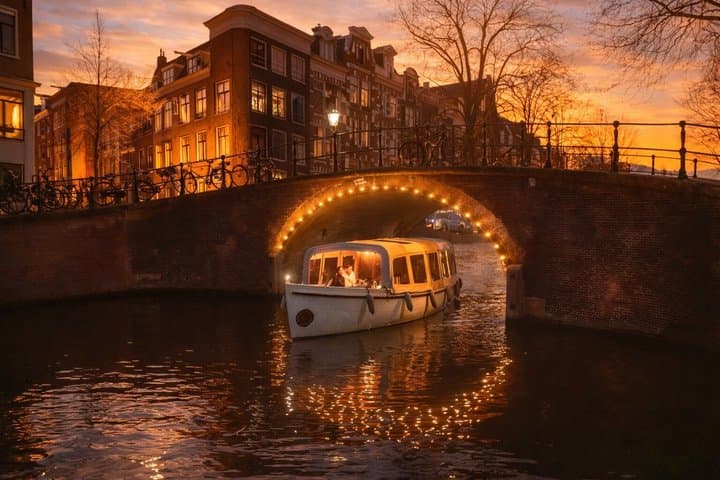Amsterdam: Private Romantic Evening Canal Cruise + Bubbles/Snacks
