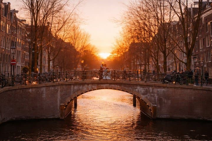 Amsterdam: Private Romantic Evening Canal Cruise + Bubbles/Snacks