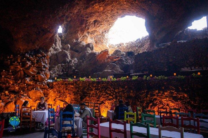 Hot air Balloon ride in Teotihuacan & breakfast in “La Gruta”