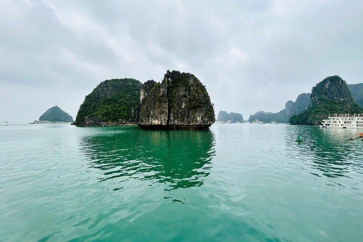 Hanoi: Ha Long Bay Day Cruise with Lunch, Cave & Kayaking