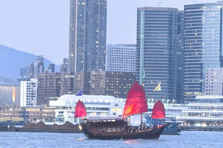 Hong Kong Tour: Sunset Peak Tram & Victoria Harbour Night Cruise