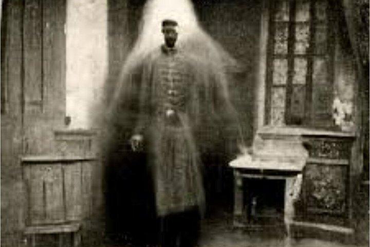 Mayhem in the Mists A Murder Mystery Pub Tour