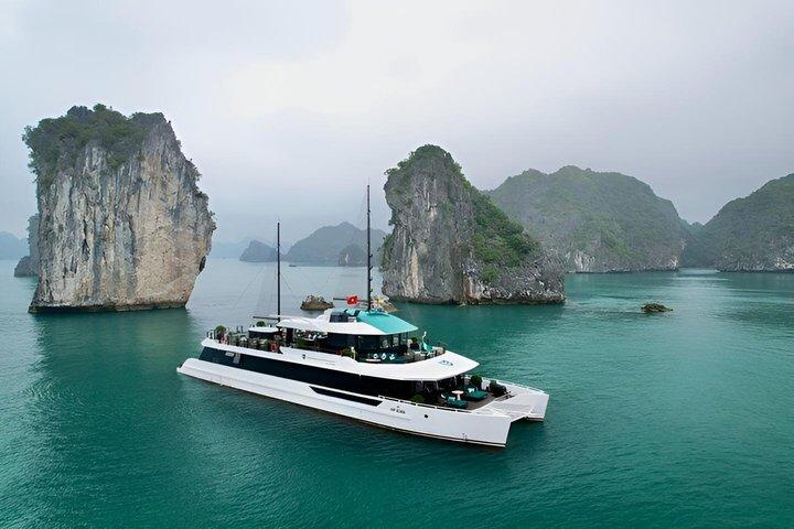 Hanoi: Luxury Catamaran Cruise in Ha Long & Lan Ha Bay