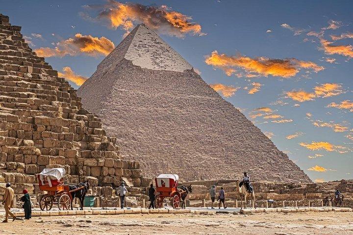Giza Pyramids, Old Egyptian Museum and Bazaar Private Tour