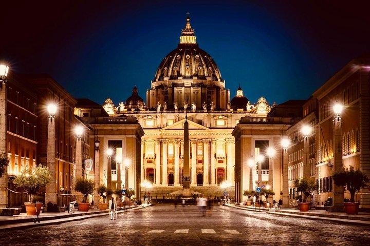 Vatican Walking Tour of Saint Peters Basilica and Papal Tombs