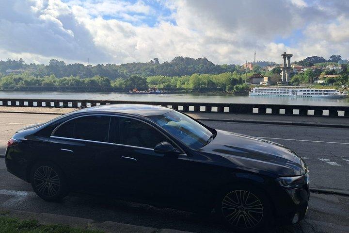 Porto to Lisbon Private Transfer with 3 Scenic Stops