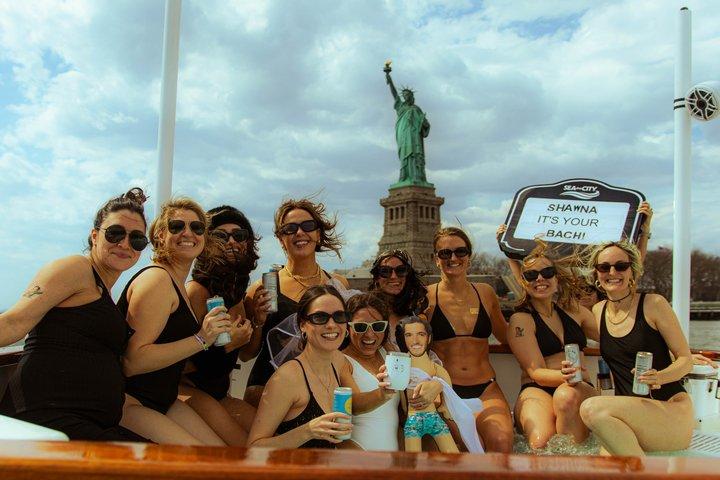 Luxury Hot Tub Boat Around NYC and Statue Private Tub up to 10